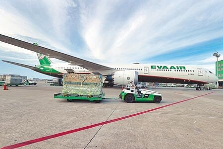 長榮航空6月30日下午載運台灣自購的第3批共41萬劑莫德納疫苗抵台。(陳麒全攝)