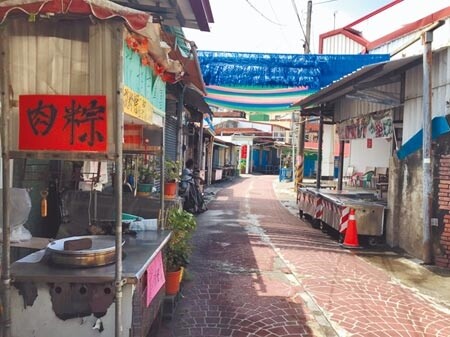 枋山鄉楓港、善餘2村昨解封，縣府允許店家市場營業，但多數人還是待在家不敢出門，市場攤商沒開，一片空蕩蕩，居民生活依舊不便。（謝佳潾攝）