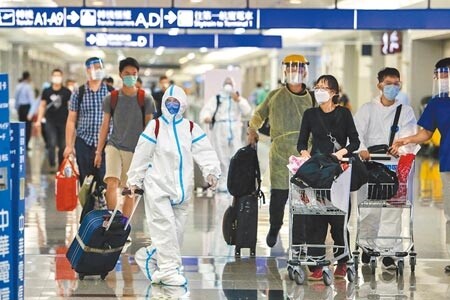 防堵Delta病毒,桃園市長鄭文燦數度建議中央審慎思考機場入境採檢方式,圖為機場旅客全副武裝入境。(本報資料照片)