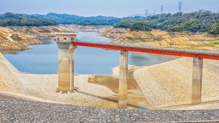 台灣面臨氣候危機，乾旱屢屢造成水庫告急，圖為新竹寶二水庫58米高的取水塔，今年5月時乾到裸露見底。（本報資料照片）