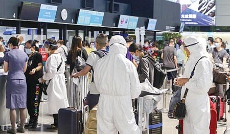 圖為桃園機場出境旅客辦理登機手續。圖∕本報資料照片