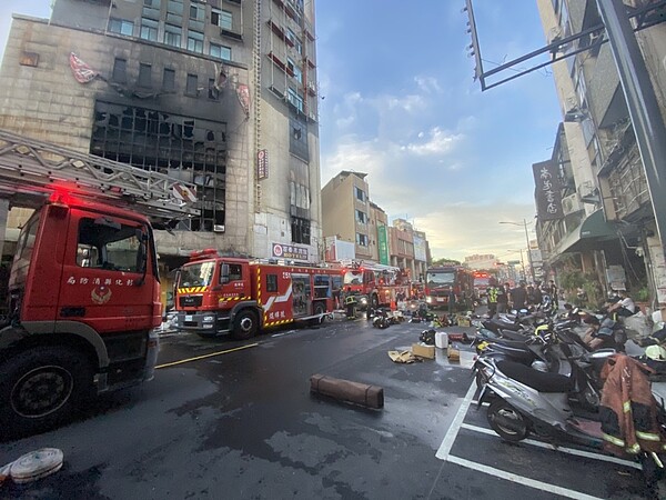 彰化市喬友大樓防疫旅館火災，造成四死二十一傷的慘案。圖／聯合報系資料照片