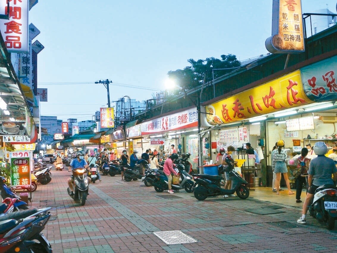 全國三級警戒超過一個月，高雄不少夜市陸續恢復營業，鳳山中華夜市昨晚生意不錯。記者徐白櫻／攝影