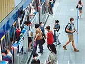 自動解封？台北大眾運輸人潮緩升