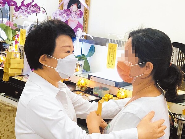 台中市長盧秀燕(左)前往黃小弟靈堂前表達哀悼之意,低調慰問家屬,未發表意見即離去。圖/讀者提供,張妍溱台中傳真