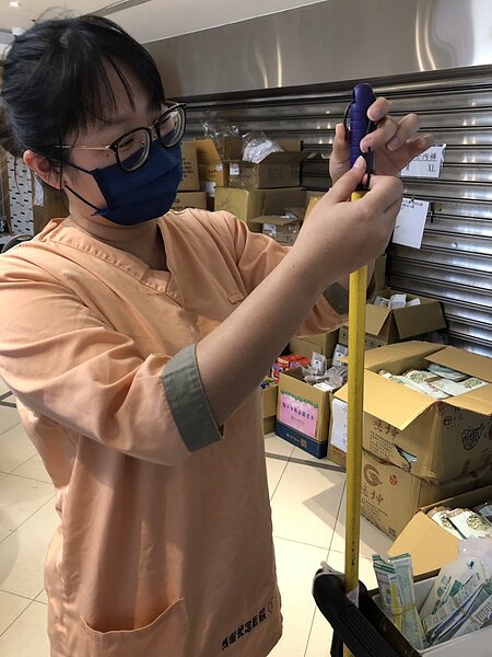 護理師游嬋涓說,移工Liza的5歲兒子,因媽媽的身分,成為無國籍兒童,讓她很不捨。圖/淡水馬偕醫院提供