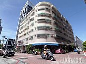 鳳山大樓兩戶5確診　全棟隔離遭議