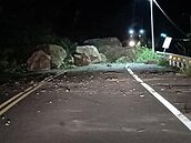 大湖鄉苗62線大崩山巨石擋道　搶通估要2、3天