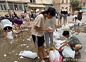 39℃沒冷氣怎麼睡！這學校「神操作」助學生解熱