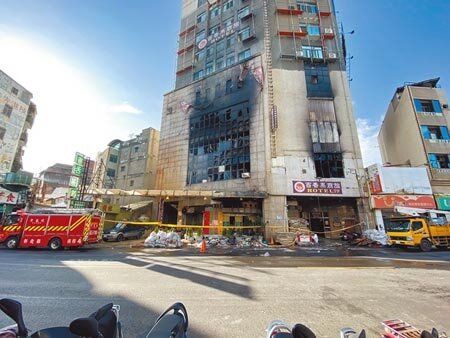 談起喬友大廈的命運只能用坎坷二字形容,因產權問題主管單位束手無策,死寂十餘年後,2017年大樓部分所有權人自組管委會,請結構技師鑑定結構無虞後,再由縣府、公所協助,與多數所有權人取得共識順利開設旅館,如今又遭逢祝融,後續要恢復營業仍有很長一段路要走。(吳建輝攝)