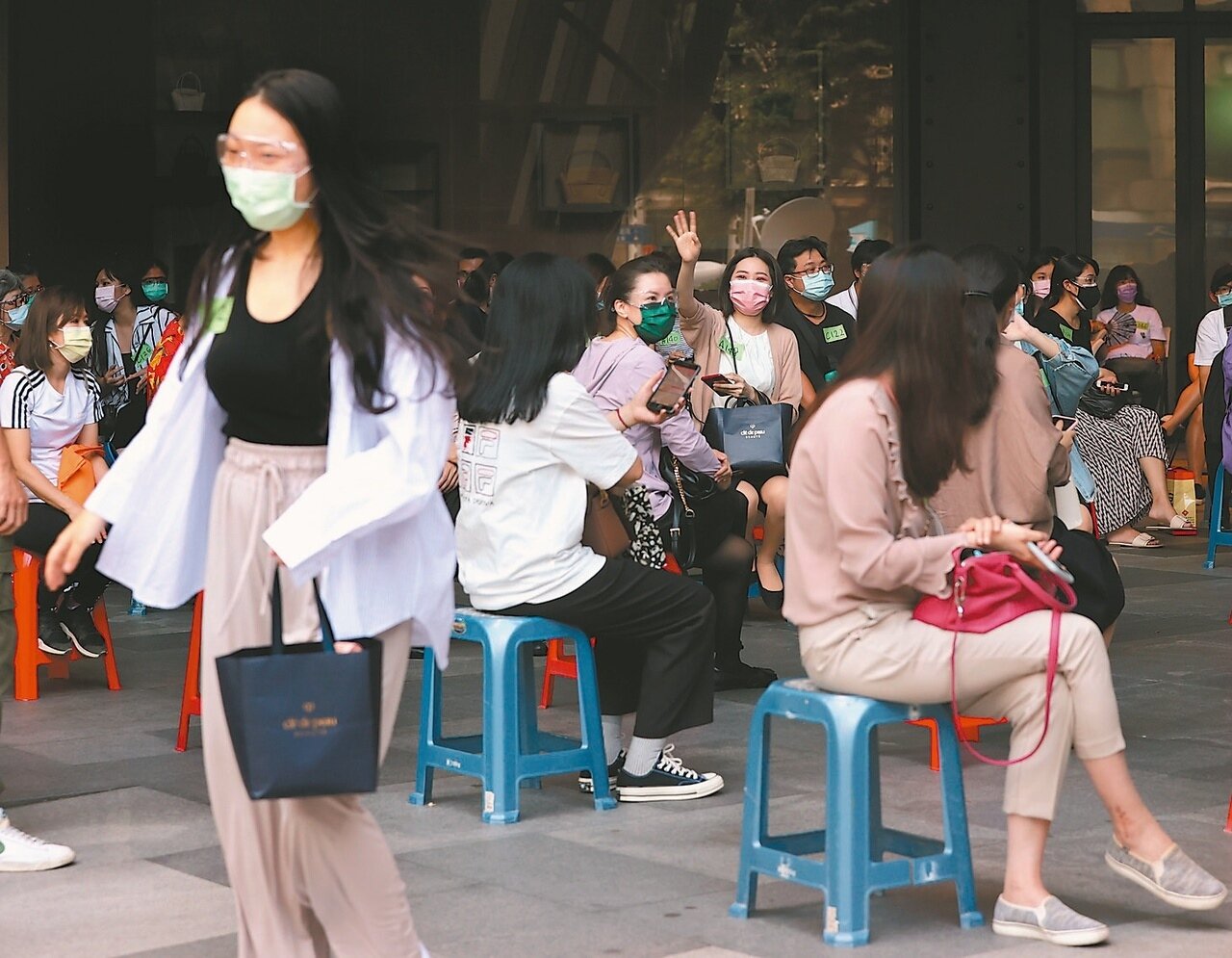 板橋大遠百昨快篩全陰性,下午已恢復營業。記者林澔一/攝影