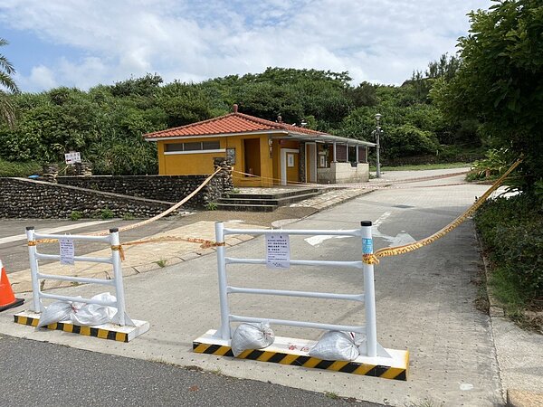 石門白沙灣停車場及公廁封閉。圖/石門區公所提供