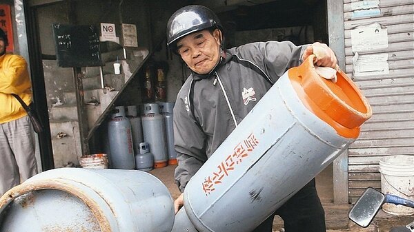 中油宣布2日凌晨零時起實施的7月份家庭用液化石油氣(桶裝瓦斯)、工業用丙烷、丁烷、混合丙丁烷及車用液化石油氣價格,皆不調整。圖/本報資料照片