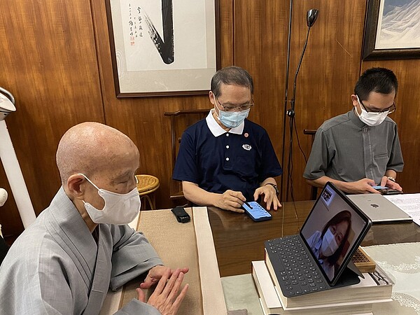 慈濟證嚴法師(左)日前與蔡英文總統視訊,討論採購疫苗事宜。圖/慈濟基金會提供