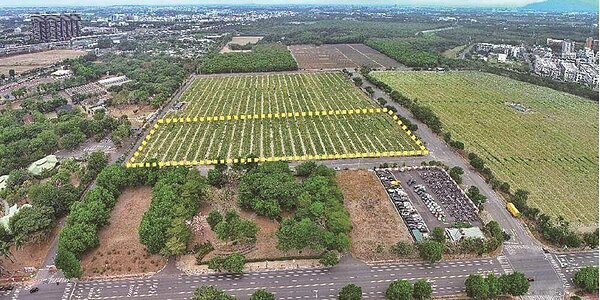 位於台糖花卉園區旁的2.31公頃土地(黃色虛線範圍),將「楠梓清豐社會住宅」1400戶。圖/高雄都發局提供