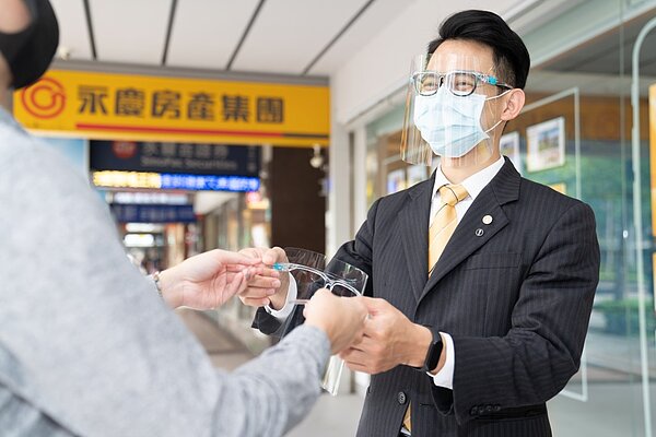 實地看屋嚴守防疫SOP，更提供防疫面罩。圖／永慶房屋提供
