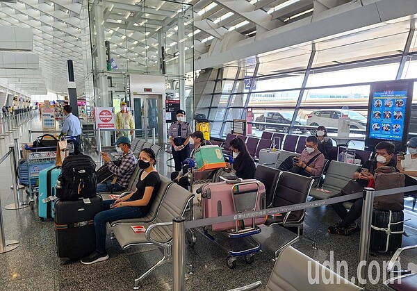 指揮中心宣布,從2日中午起入境旅客一率要接受PCR篩檢。記者鄭超文/攝影