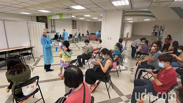 中國醫藥大學附設醫院2日施打莫德納疫苗,民眾接種踴躍。記者趙容萱/攝影