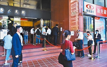 新光金2日召開股東會,股東會現場分成主會場及供股東使用的六個會議室等,讓出席股東分流。現場禁止媒體入內。圖∕顏謙隆