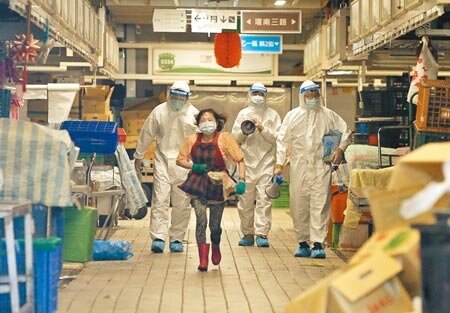 台北市環南市場41名攤商及工作人員PCR採檢呈陽性,2日緊急宣布休市3天進行環境清消,攤商在消毒前拔腿快跑離開市場。圖/趙雙傑攝