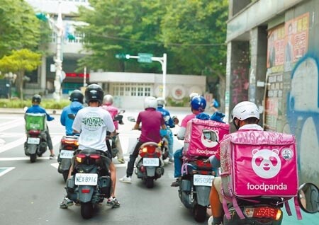 全台三級警戒持續至7月12日，國內確診數持續下降，台北市日前針對寧夏等部分夜市微解封，指揮中心表示疫情穩定後，不排除逐步開放，7月12日餐飲業可能恢復內用。圖為在三級警戒期間，外送員為許多民眾解決民生問題。圖／粘耿豪攝