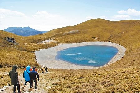 圖為嘉明湖今年4月消瘦的模樣。（本報資料照片）
