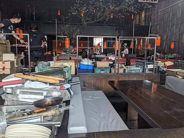 店內已打烊,裝潢拆除、物品歸整,似準備收攤。圖/讀者賴冠宇提供