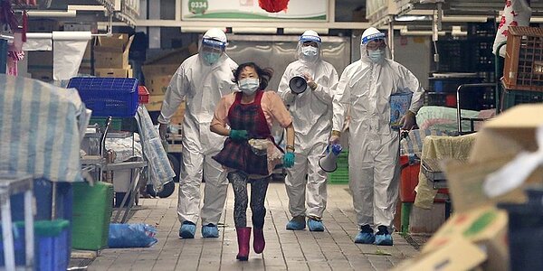 環南市場41名攤商PCR採檢呈陽性,2日緊急宣布休市三天進行環境清消,攤商在消毒前拔腿快速離開市場。圖/中時電子報資料照片