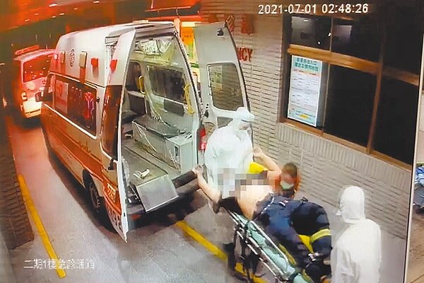 彰化市喬友大廈火警,一共造成4死,有受困者PO文還原當晚的情況。圖為不幸送命消防員送醫的畫面。(彰基提供/吳建輝彰化傳真)