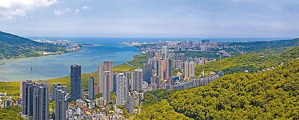 近來疫情比較趨緩,淡水海景宅、新店景觀宅等小坪數、低總價產品吸引剛性需求消費者前往看屋,甚至買進。圖/甲山林提供