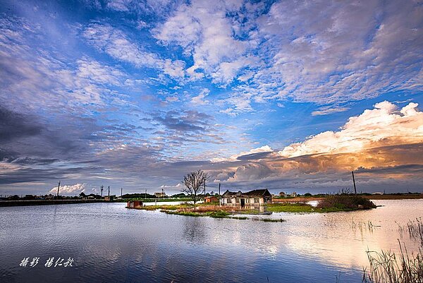 嘉義縣專業攝影師楊仁教在沿海東石鄉三塊厝,拍攝地層下陷區1間被廣大水域包圍的獨棟房舍,呈現水中倒影夢幻美景。圖/楊仁教提供
