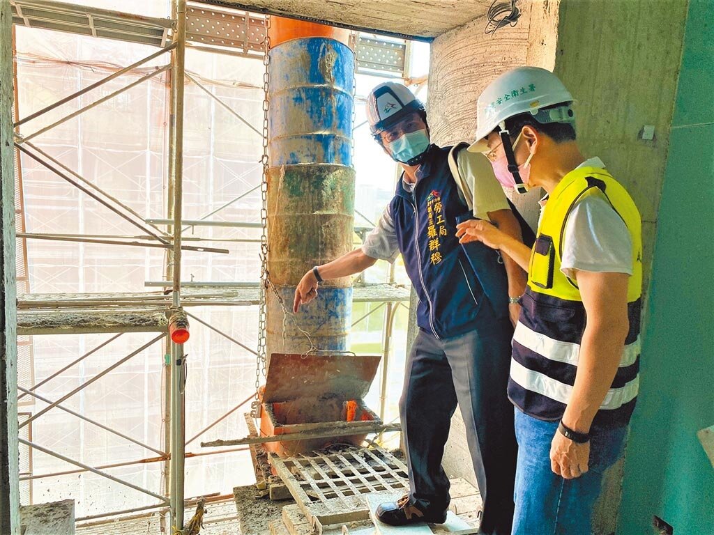 台中市勞工局2日稽查工地全，2公尺以上工地樓層的開口未設護欄，有安全之虞。（台中市府提供／盧金足台中傳真）