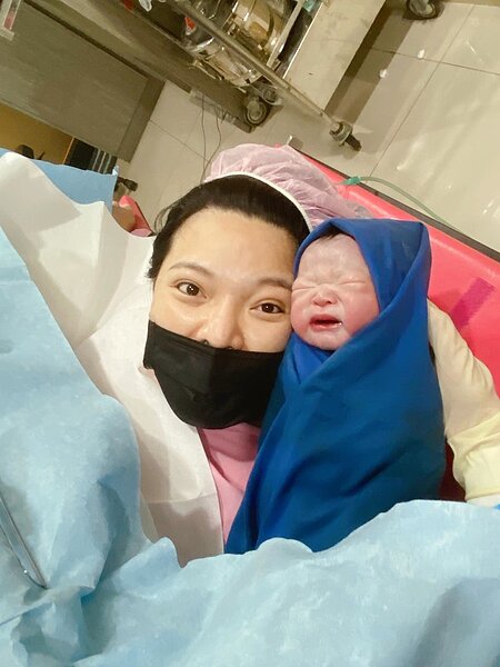 小甜甜抱著女兒留下第一張母女合照。圖/經紀人提供