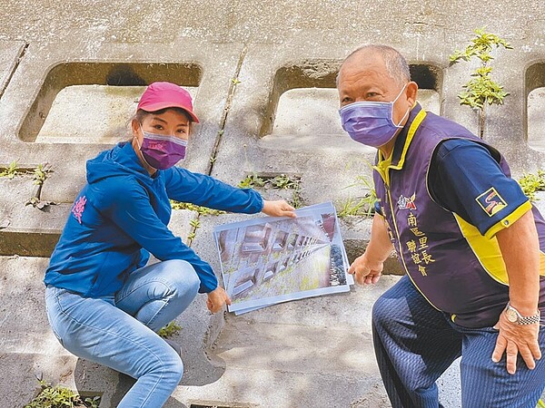 台南市議員林美燕(左)會同南區鯤鯓里長陳金江(右)前往鯤鯓海堤會勘,發現部分格框已用水泥砂漿填平,其餘也先將積水清除。圖/林美燕提供