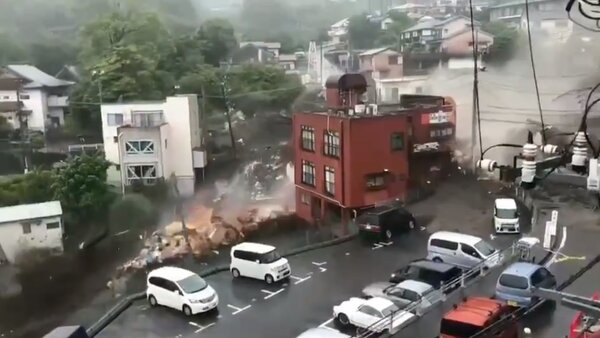日本靜岡發生嚴重土石流，造成多棟房屋損毀，甚至傳出有20人下落不明。圖／截自twitter