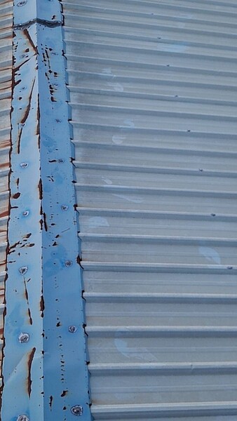 高雄市湖內警分局員警在黃姓男子租屋處,到黃男陳屍的防火巷附近鐵皮屋頂樓發現腳印。記者陳玫伶/翻攝