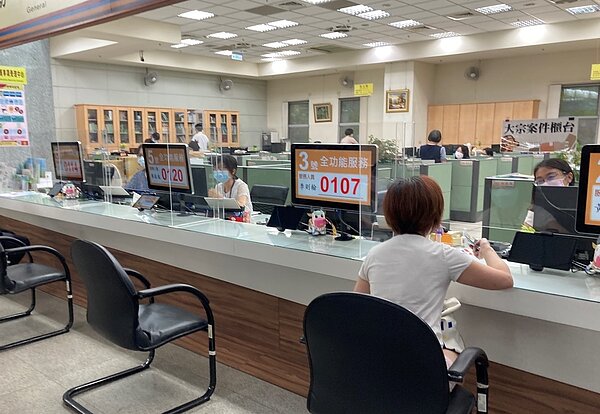 台中市政府除了放寬申請稅捐緩繳資格外,原已申請延期或分期繳納而仍有繳納困難者,也可以二度申請稅捐延期或分期。圖/台中市政府提供