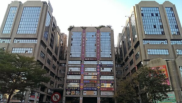 網友表示台中第一廣場昔日相當熱鬧如今都變成「移工的天堂」。圖/翻攝維基百科