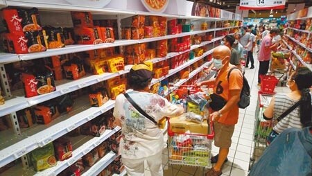 主計總處調查發現，5月消費者物價指數（CPI）查價項目群近7成上漲，其中，民眾必買的泡麵(速食麵)年漲2.72％。圖／中時資料照