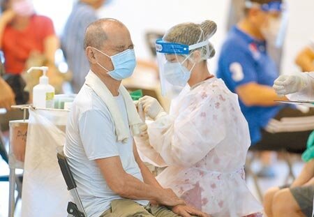 教育部表示,已將40多萬名高中以下教職員工與校內工作人員列入第7類疫苗接種對象,並規畫在開學前2周完成施打。(粘耿豪攝)