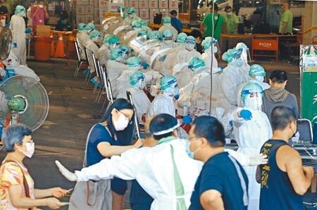 台北環南市場爆出41人確診,在中央緊急協調下,台北榮總3日進駐北農第一果菜批發市場,在拍賣場展開大規模篩檢。(張鎧乙攝)