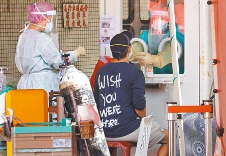 永齡基金會、台積電傳出已和BNT的大中華代理商復星醫藥簽署法律文件,疫苗可望在8、9月陸續進口,讓更多民眾可以盡速接種。圖為民眾篩檢的畫面。(姚志平攝)