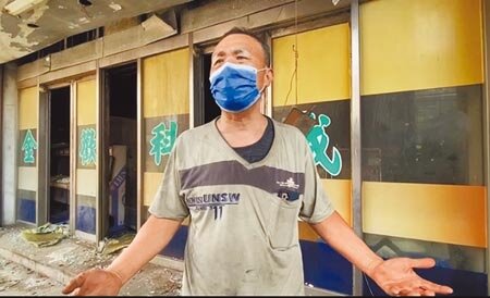 喬友大樓防疫旅館負責人蔡進峰交保後現身。（謝瓊雲攝）