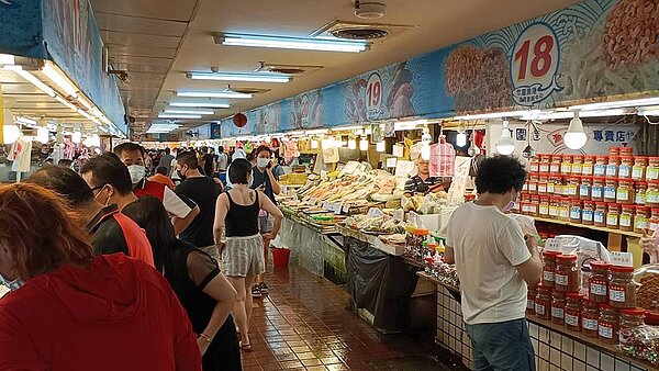 疫情趨緩，桃園市竹圍漁港出現採買魚貨人潮。記者陳俊智／翻攝