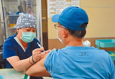 澎湖縣府向中央爭取核准「高中職以下學校教職員工與校內工作人員」列入莫德納疫苗專案對象。(陳可文攝)