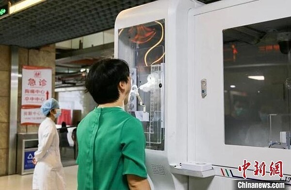 由中國工程院院士鍾南山團隊與中國科學院瀋陽自動化研究所聯合發起研發的智能咽拭子機器人,可滿足核酸規模化採集需要。圖/取自中新網