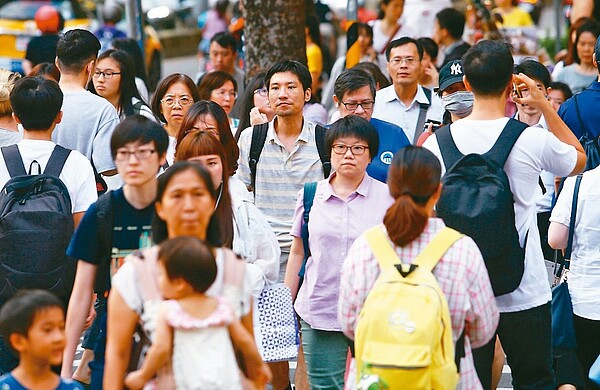 因產業別景氣差異大，勞動部不排除今年基本工資時薪、月薪調幅將脫鉤。聯合報系資料照