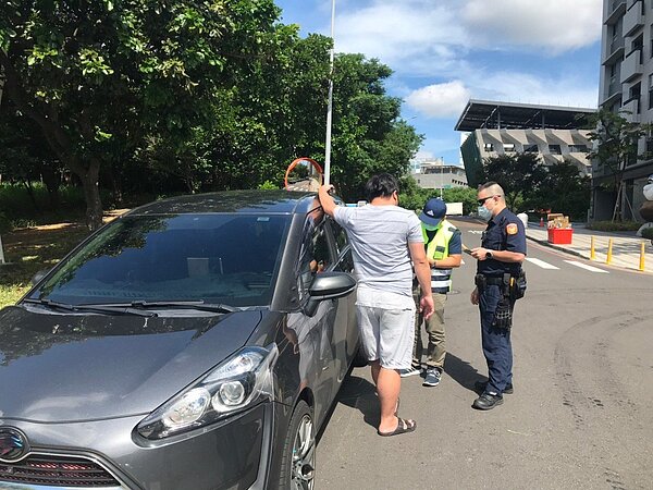 疫情期間仍針對台中市白牌車違規熱點稽查,目前已舉發13件,並依公路法第77條各處以10萬元罰鍰。圖/台中市交通局提供