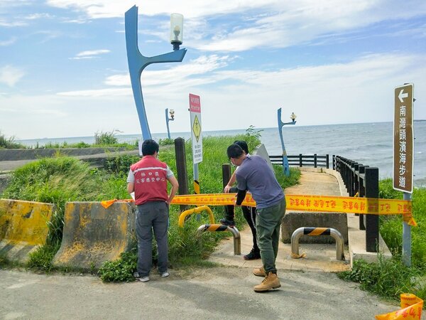 南灣頭濱海步道入口使用封鎖線圍住。圖／林口區公所提供