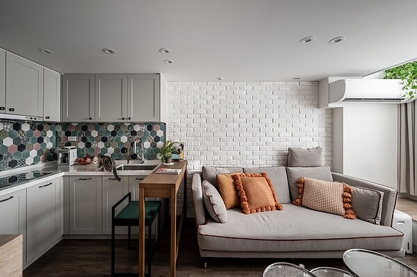 客聽設計搭配簡約風格的文化石墻。圖/翻攝自《mobile01》